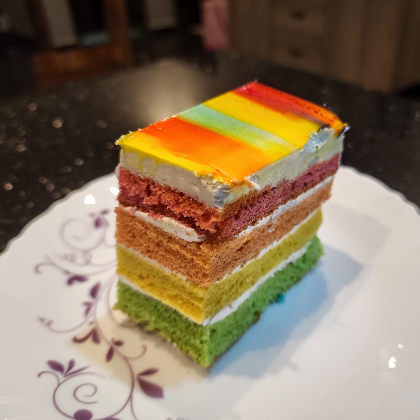 Szivarvanyos reteges torta, illusztracio