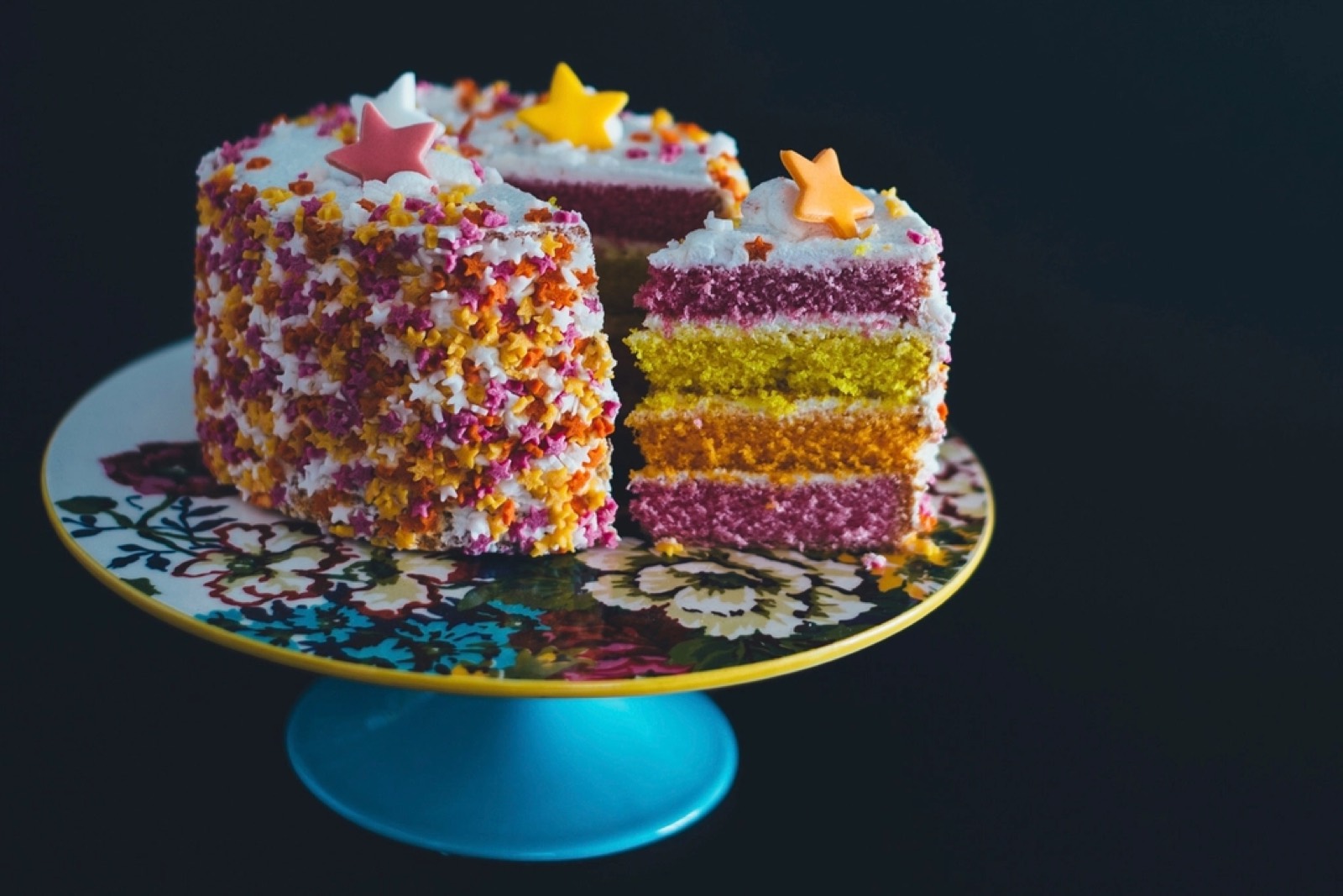 Szines csillagos szulinapi torta, illusztracio