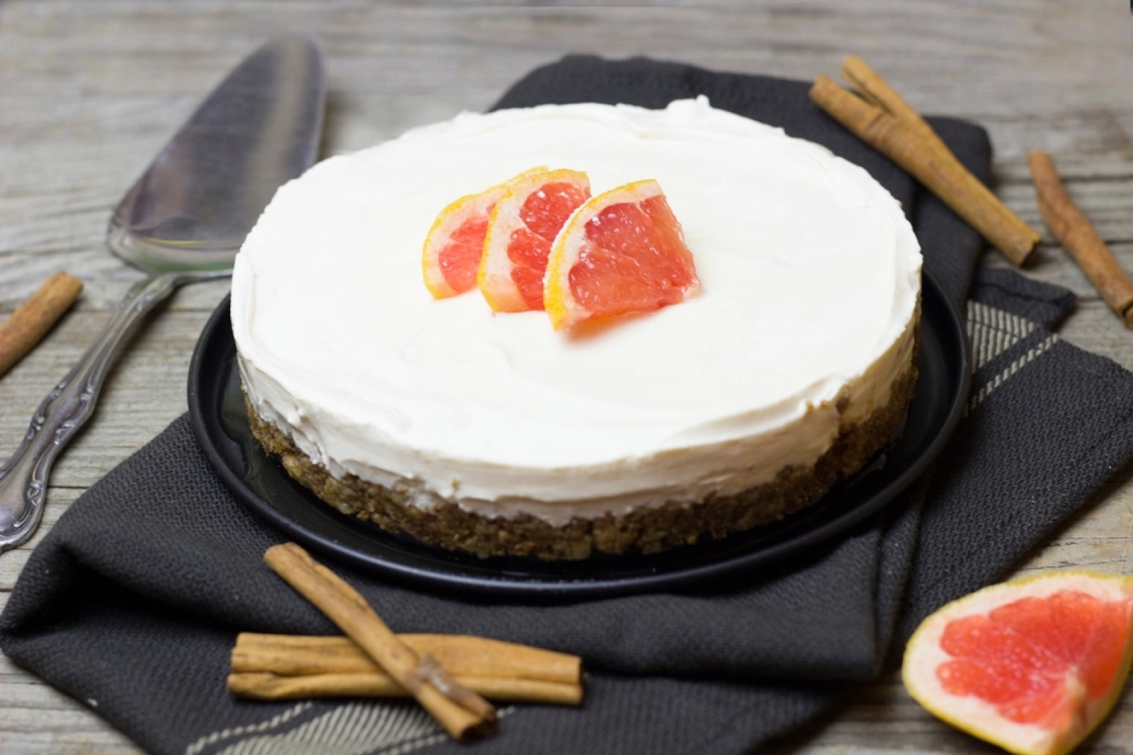 Gyumolccsel diszitett torta, illusztracio