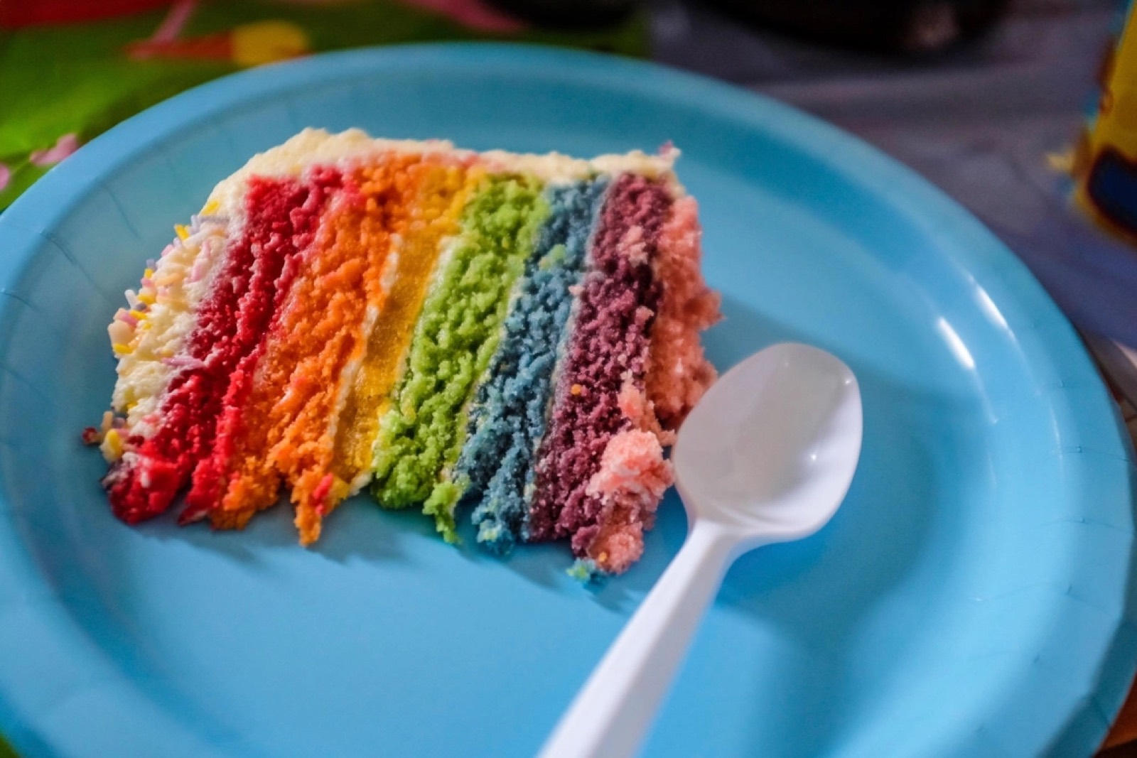 Szivarvanyos torta szelet, illusztracio